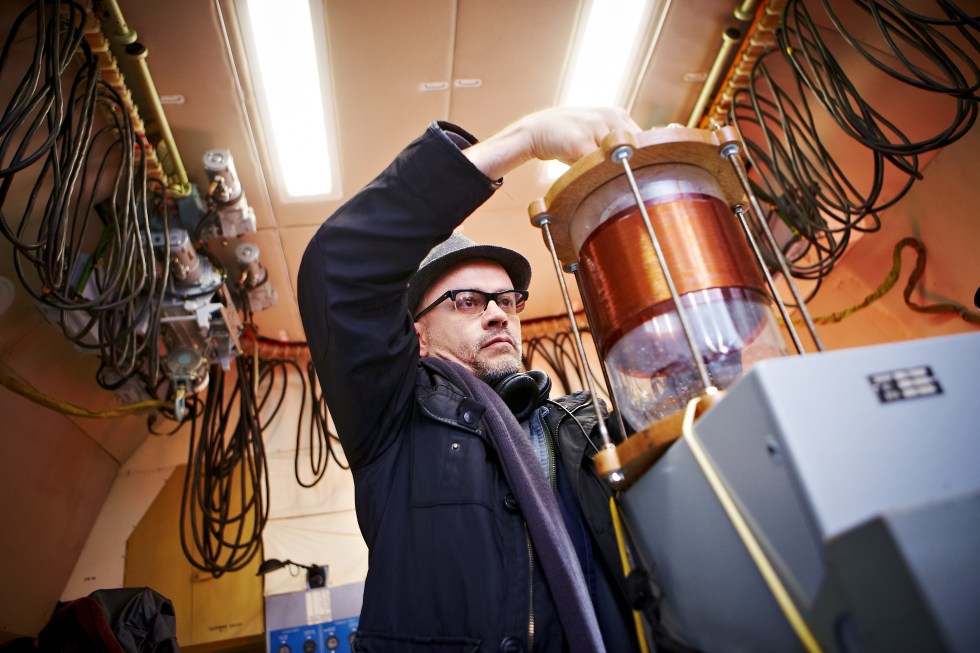 Arcángelo Constantini prepares his experiment for Esférica. Photo courtesy Nahum.